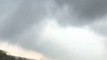 Cette automobiliste filme une tornade et fini par se faire emporter par les vents terribles