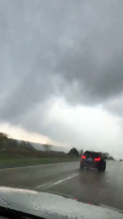 Cette automobiliste filme une tornade et fini par se faire emporter par les vents terribles