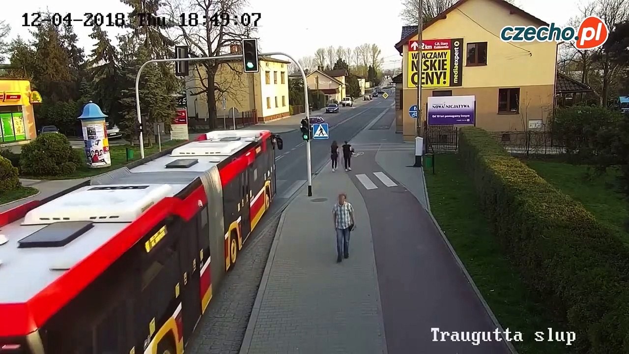 Une fille pousse sa copine volontairement sous un bus.