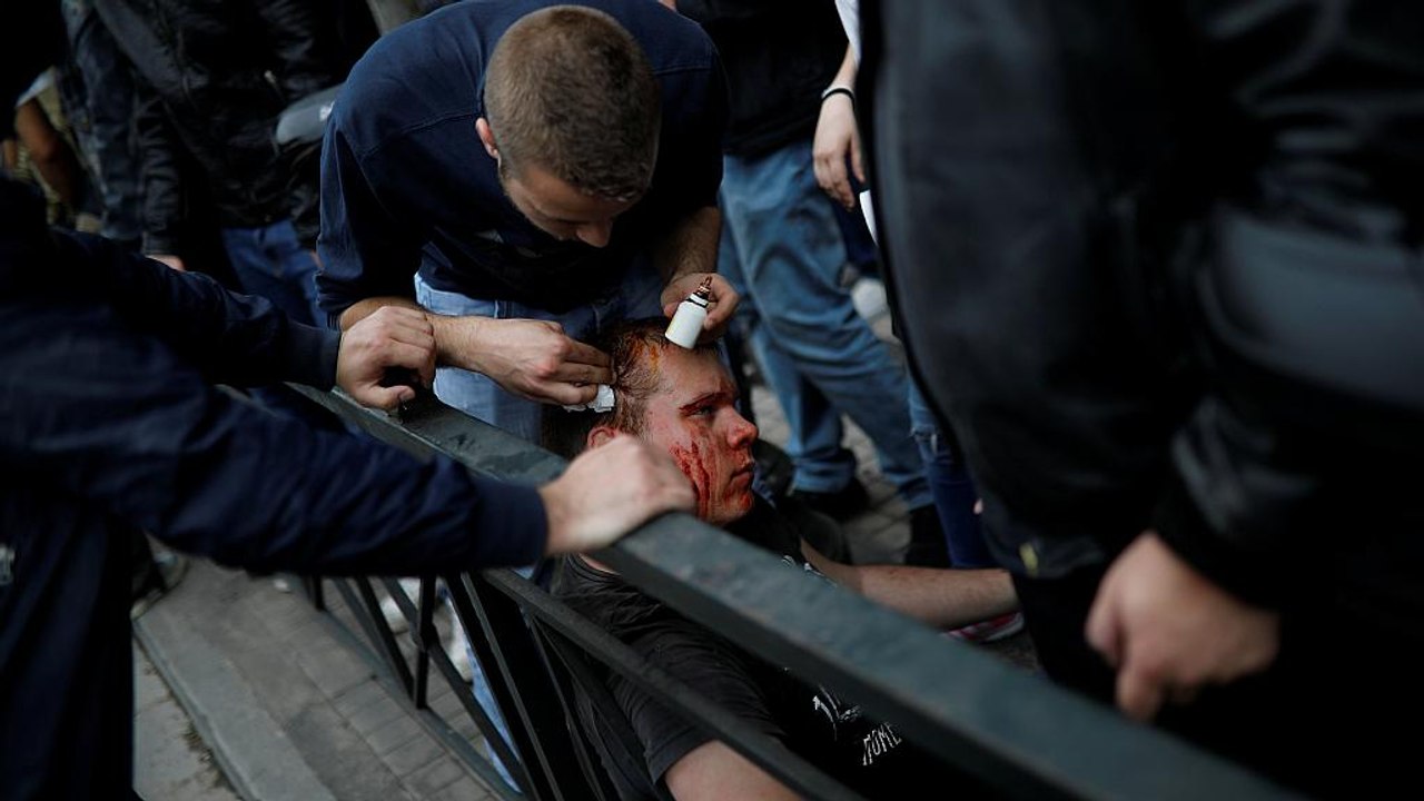 Junge Griechen attackieren Truman-Statue