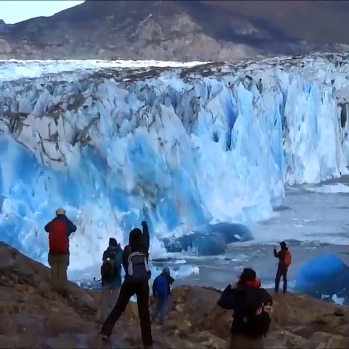 Ils assistent à la chute d'énormes bloc de glaces d'un iceberg
