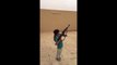 Cette fillette s'amuse à tirer avec un AK-47 et manque d'abattre son papa
