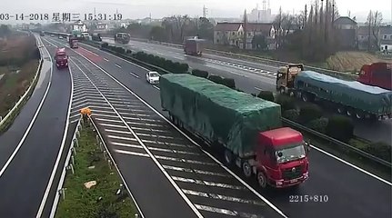 Carro para na autoestrada e causa acidentes graves