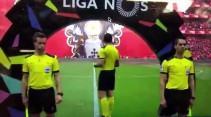 Alex Telles antes do inicio do jogo com atitude que está a emocionar todos os portistas