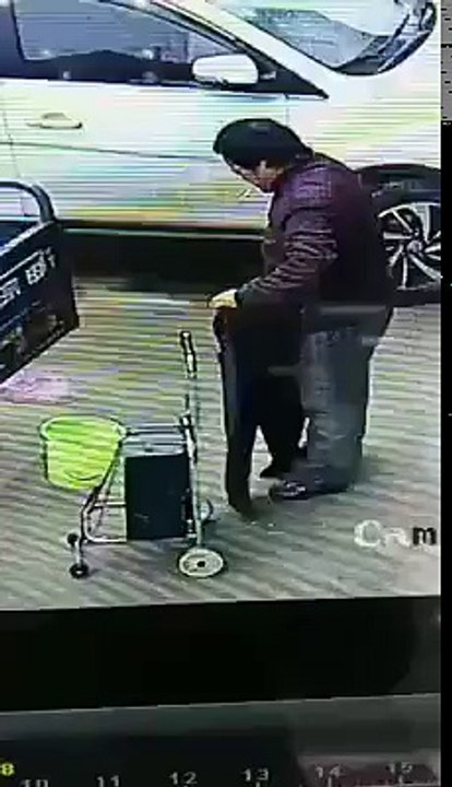Dilencinin bir bacağını yok etme taktiği kameralara yansıdı