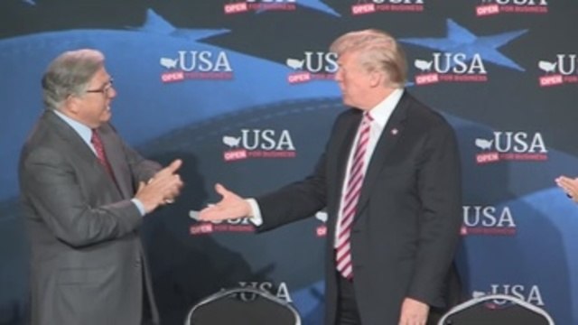 Trump presume en Miami de reforma fiscal ante empresarios latinos