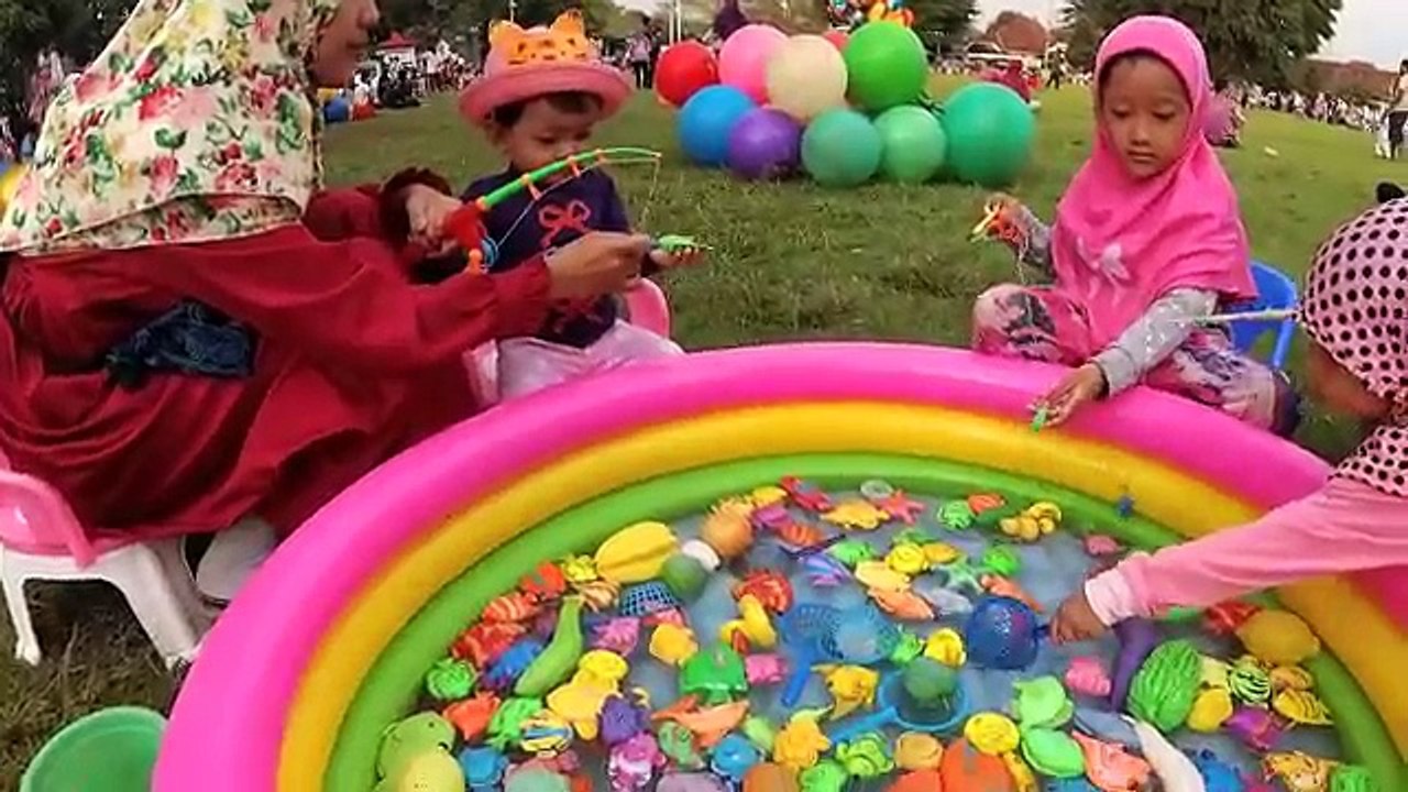 Bermain di Alun-alun Kota ❤ Mancing Ikan, Main Gelembung Balon, Naik Mobil-mobilan ❤