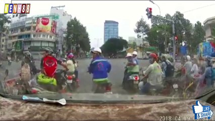 Cô Gái Bị Cướp Kéo Lê 30m Trên Đường