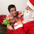 El sin escrúpulos con santa  Feliz Navidad! - Vines en Español #577