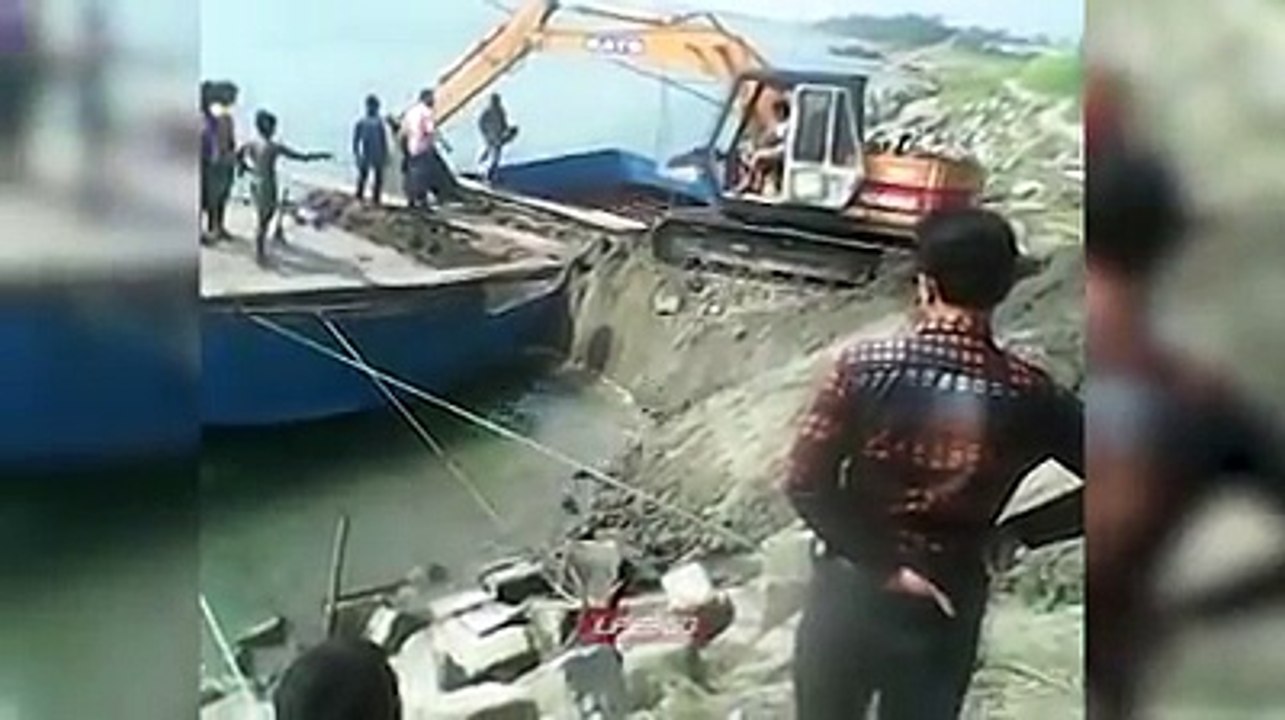 Excavator boat plunge.  People did not learn anything from the 'Titanic story '