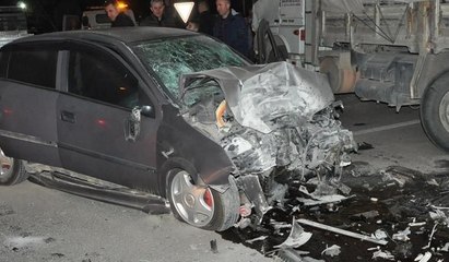 Kavşakta feci kaza: 2 ölü, 4 yaralı