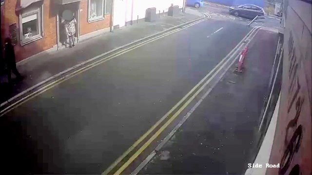 Ce braqueur en fuite fait tomber tout l'argent qu'il vient de voler