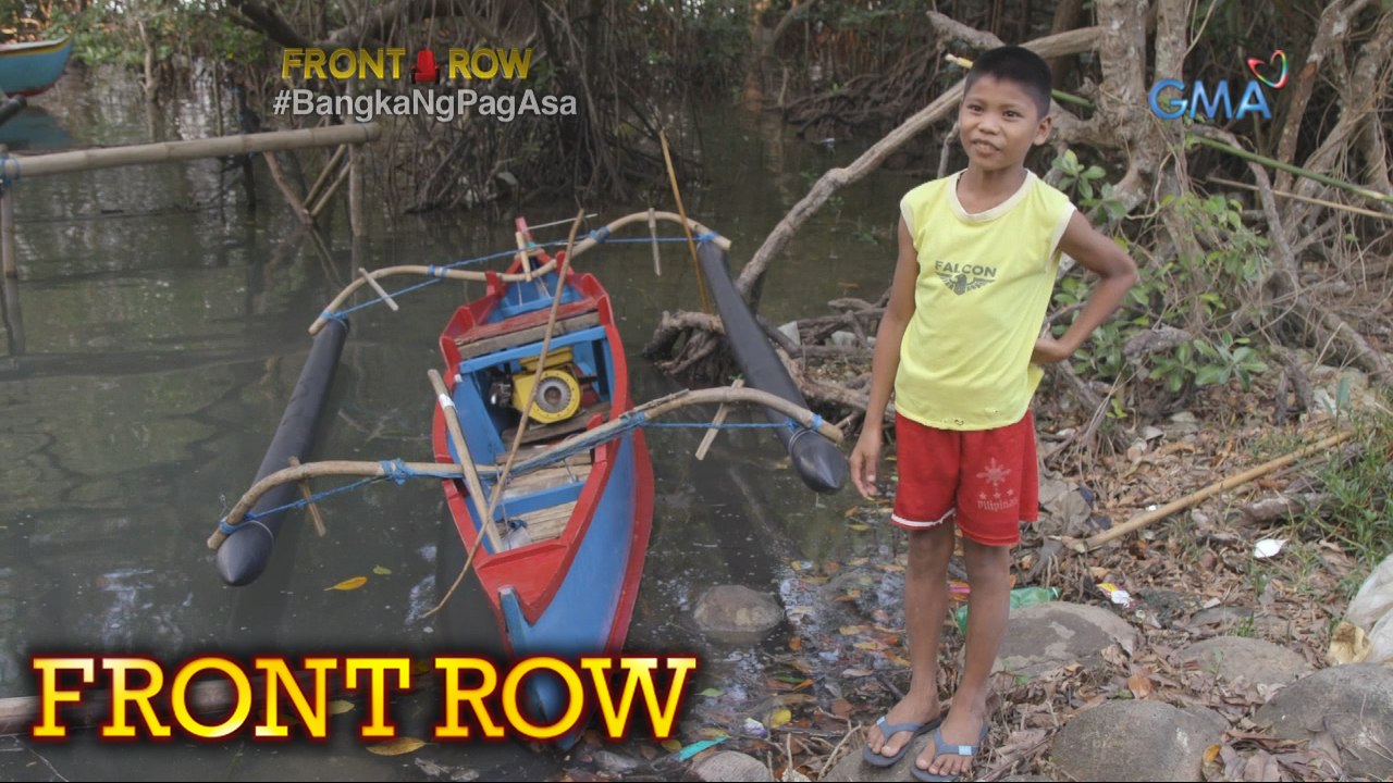 Front Row: Magkapatid na nagsasagwan papasok ng...