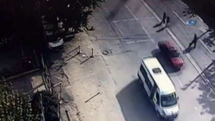 Belediye otobüsü genç kıza böyle çarptı