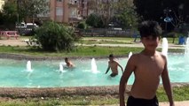 Antalya'da kağıt toplayıcısı Suriyeli çocukların tehlikeli süs havuzu eğlencesi
