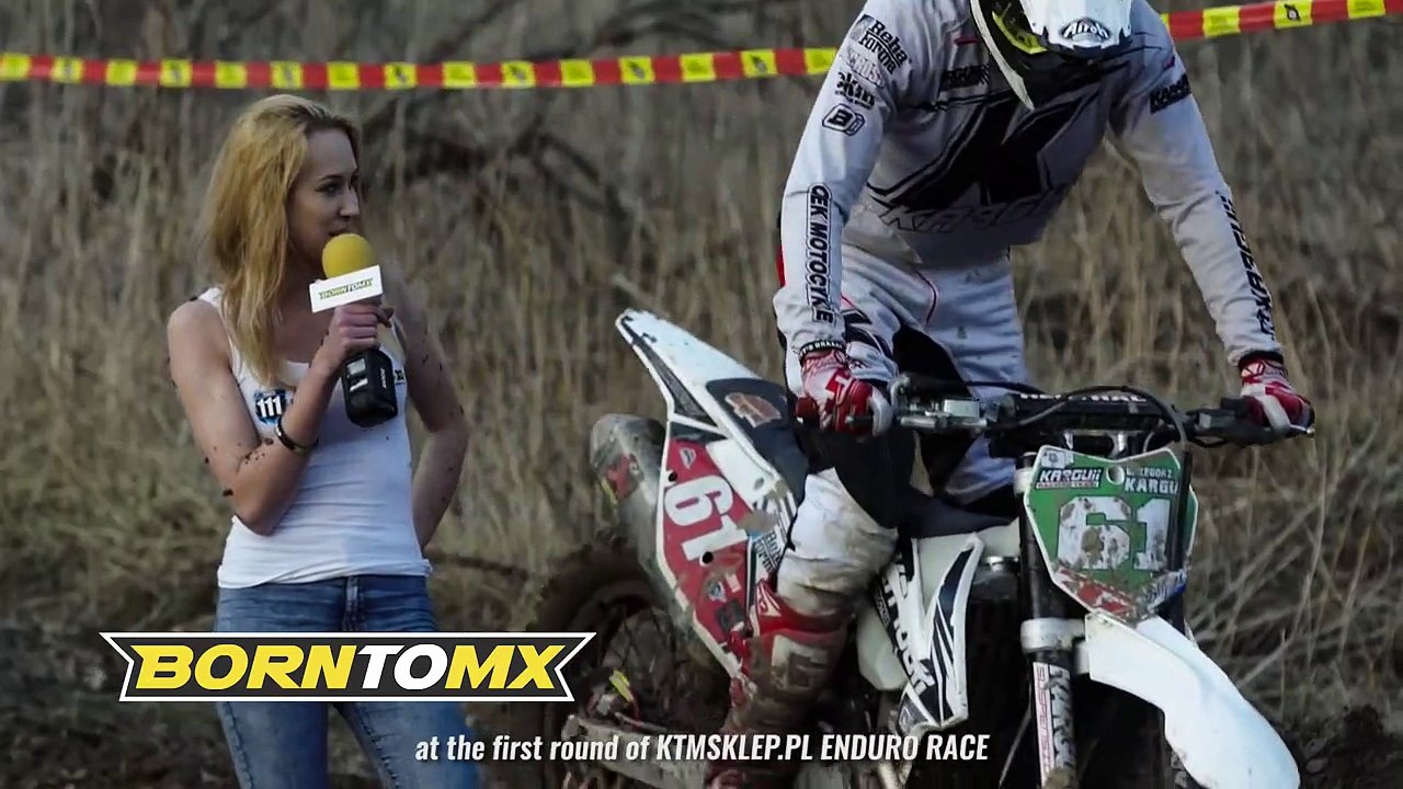 Une journaliste a la mauvaise idée d’interviewer un pilote de motocross sur la piste