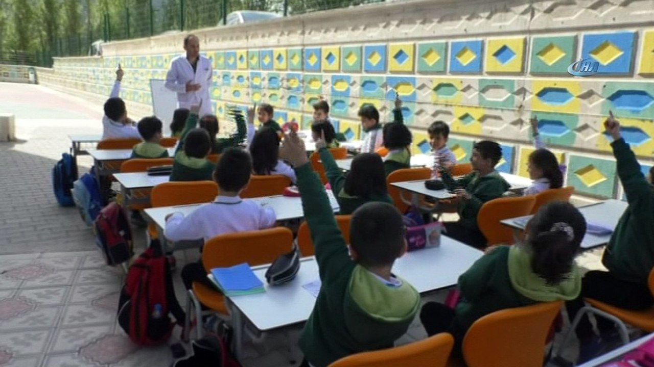 Hababam Sınıfı gibi derslerini okul bahçesinde yapıyorlar