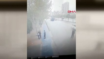 Valiye selam veren polise otomobil çarptı