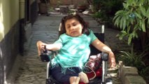 Cam kemik hastası genç kız tekerlekli sandalyesiyle evine giderken kapkaça uğradı