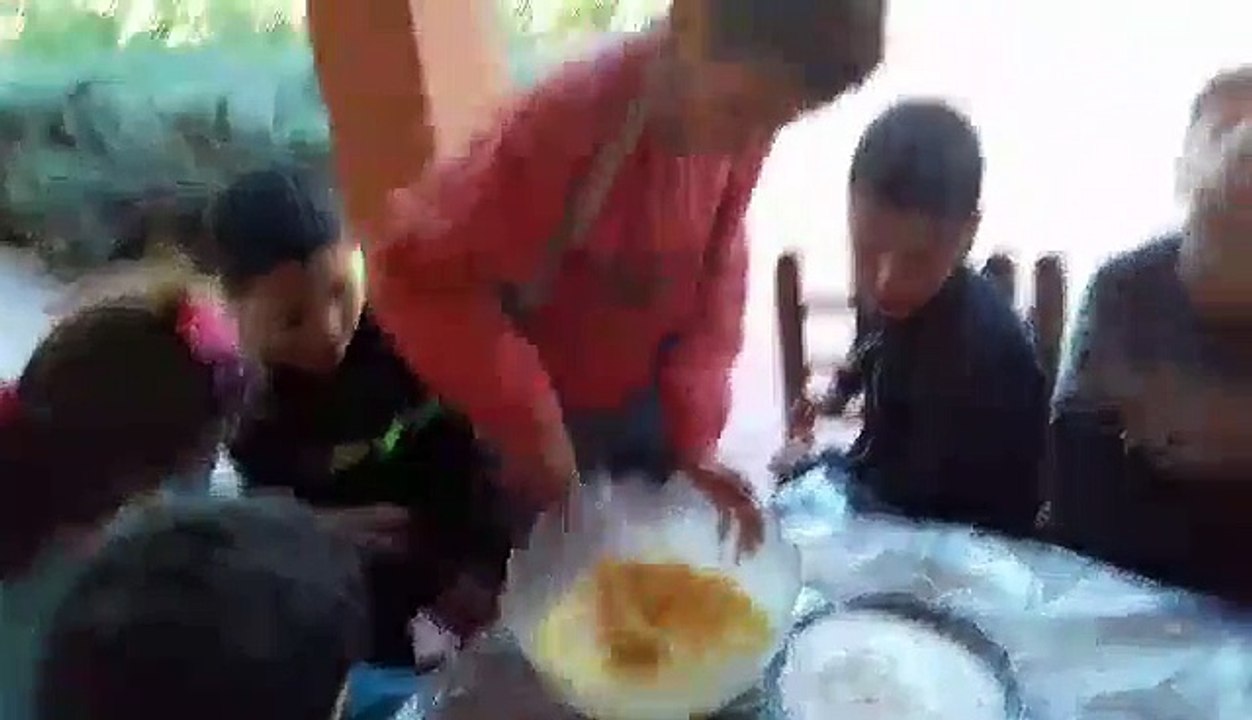 Brassage de la pâte pour faire le cake aux jus d'orange et de citron et aux fraises