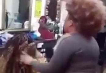 Une coiffeuse coupe trop de cheveux d'une cliente qui refuse de payer