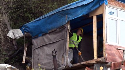 Sahil yolundaki barakalar emniyet kontrolünde yıkıldı