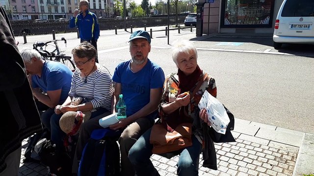 Les Insoumis vosgiens organisent un pique-nique citoyen anti-Macron sur la place Pinau à Épinal