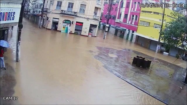 Câmeras de comerciante flagram alagamento no Centro de Vitória