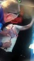Un pêcheur sauve des bébés requins