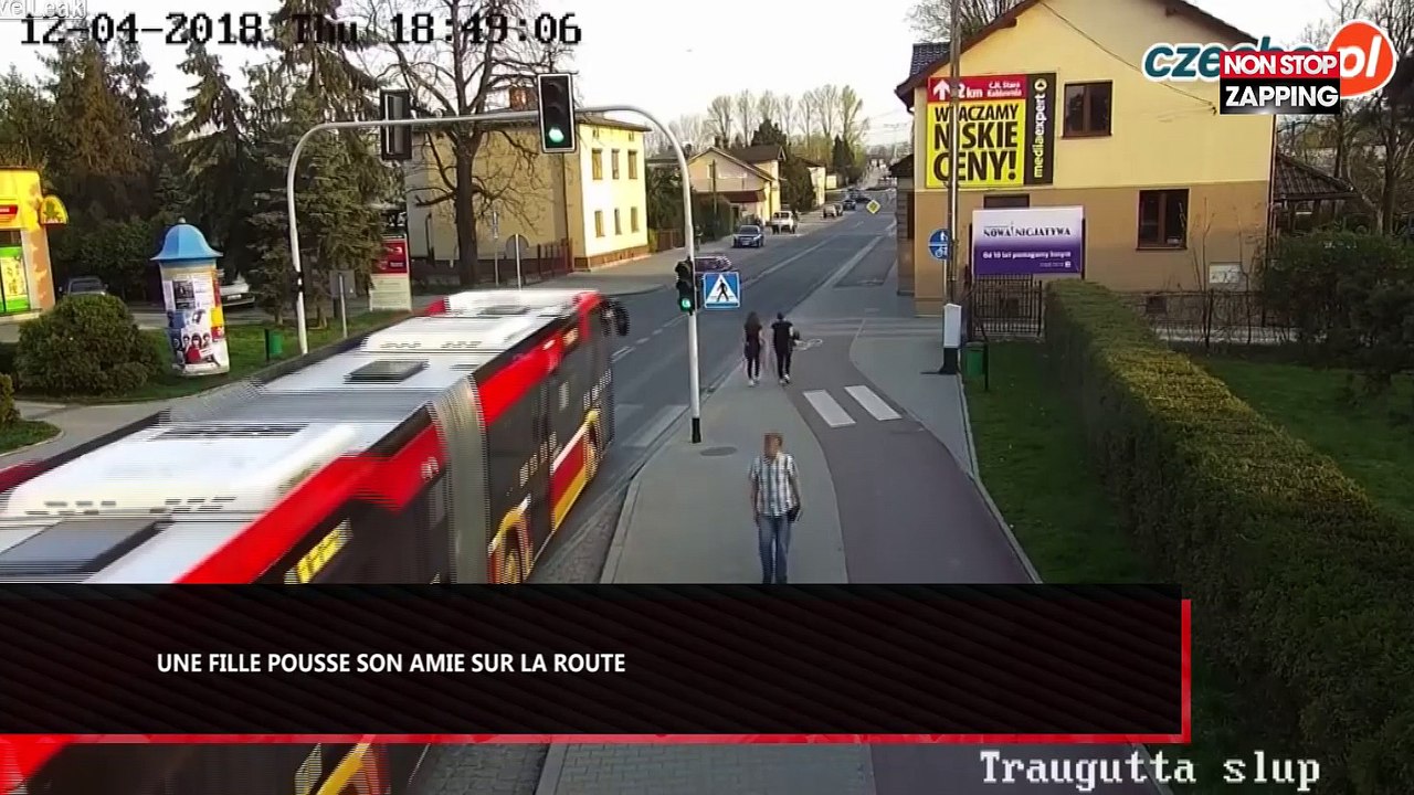 Pologne : Une fille pousse son amie sur la route au moment où le bus passe (Vidéo)