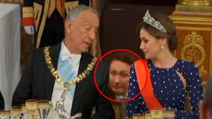 El momento en el que una camarera abrocha el vestido de la Reina Letizia