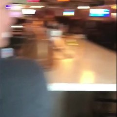 Un homme se fait virer d’un bar et cherche la bagarre d'une très drôle de facon !