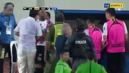 Un Bolivien s'en prend à son coach lors de son remplacement !
