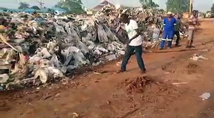 Un homme attrape un serpent et réussit à l’endormir