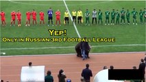 Russie : Un ours vient saluer les spectateurs avant le coup d 'envoi du match !