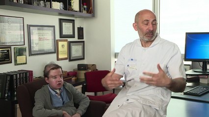 جيروم أمون أول رجل في العالم يعرفه الناس بثلاثة وجوه مختلفة