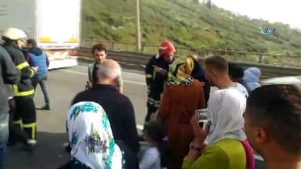 TEM’de yolcu otobüsü tıra çarptı: 2 yaralı