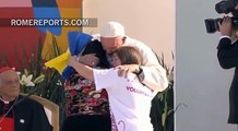 El Papa abraza a dos jóvenes con síndrome de down