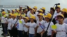 Emotiva canción de un coro infantil para el Papa que bendice la ciudad de Holguín
