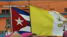 Francisco llega a Cuba: Raúl Castro lo recibe a pie de pista en el aeropuerto de La Habana