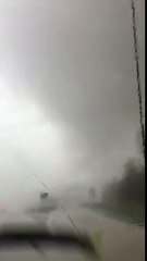 En voiture, ils foncent dans une tornade et vont avoir des problèmes