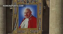 Las fotos de Juan Pablo II y Juan XXIII ya están en la fachada de San Pedro