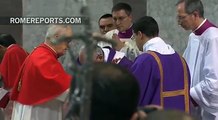 El Papa recibe la ceniza de manos del cardenal Jozef Tomko