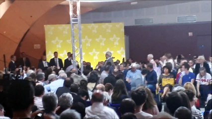 Emmanuel Macron arrive au centre des congrès sous les applaudissements