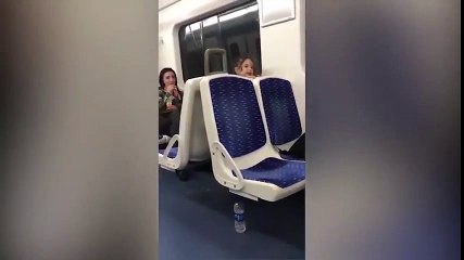 atatürk'ün sözlerini izmir metrosunda haykıran küçük kız