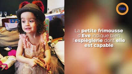 Sa fille se met de la peinture bleue sur le visage