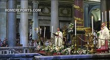 La Basílica de Santa María Mayor recuerda su origen con una espectacular lluvia de pétalos