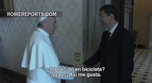 Alcalde de Roma visita al Papa (y llega al Vaticano en bicicleta)