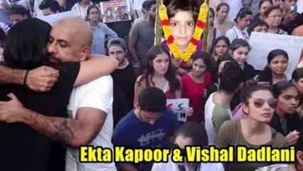 Tải video: Ekta Kapoor & Vishal Dadlani Sad Reaction At Protest Demanding Justice For Asifa Kathua Case