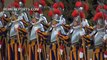 Nuevos reclutas de la Guardia Suiza juran bandera en el Vaticano